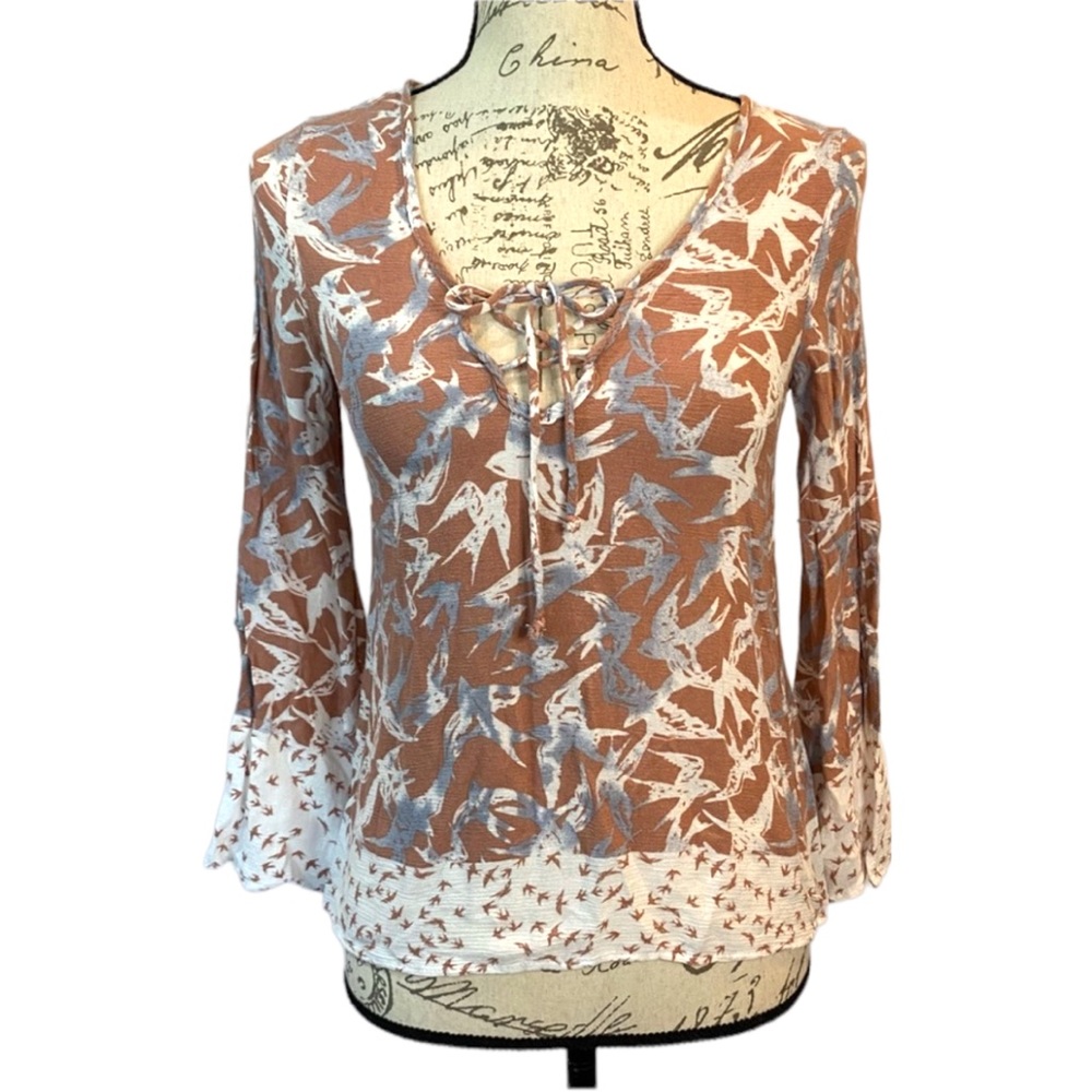 fab’rik Rayon All Over Bird Print Pullover Blouse Long‎ Sleeve Lace-up Neckline